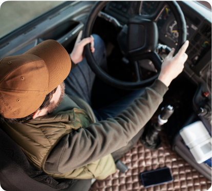 Persona dentro de un camión con el volante en las manos